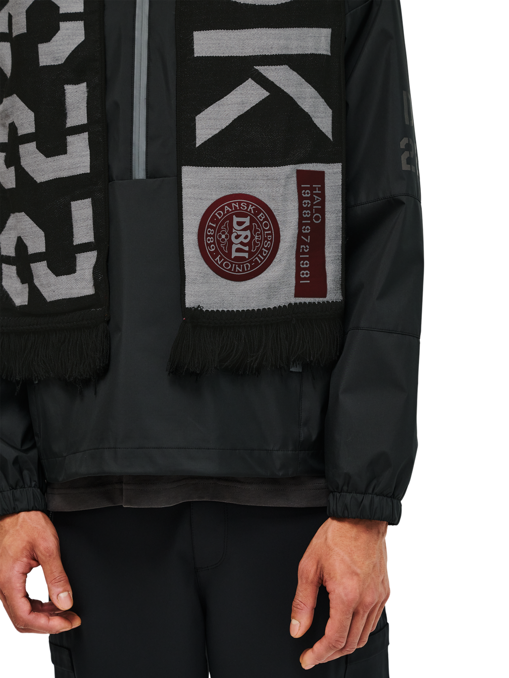 HALO DBU FAN SCARF, BLACK, model