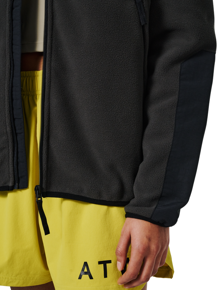 HALO BLOCKED ZIP FLEECE, RAVEN, model