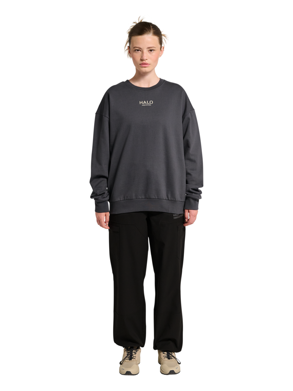 HALO GRAPHIC BOXY CREW, ASPHALT, model