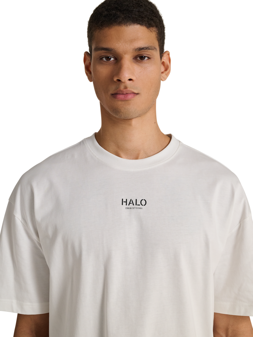 HALO GRAPHIC BOXY T-SHIRT, MARSHMALLOW/SILVER/ASTRAL AURA, model
