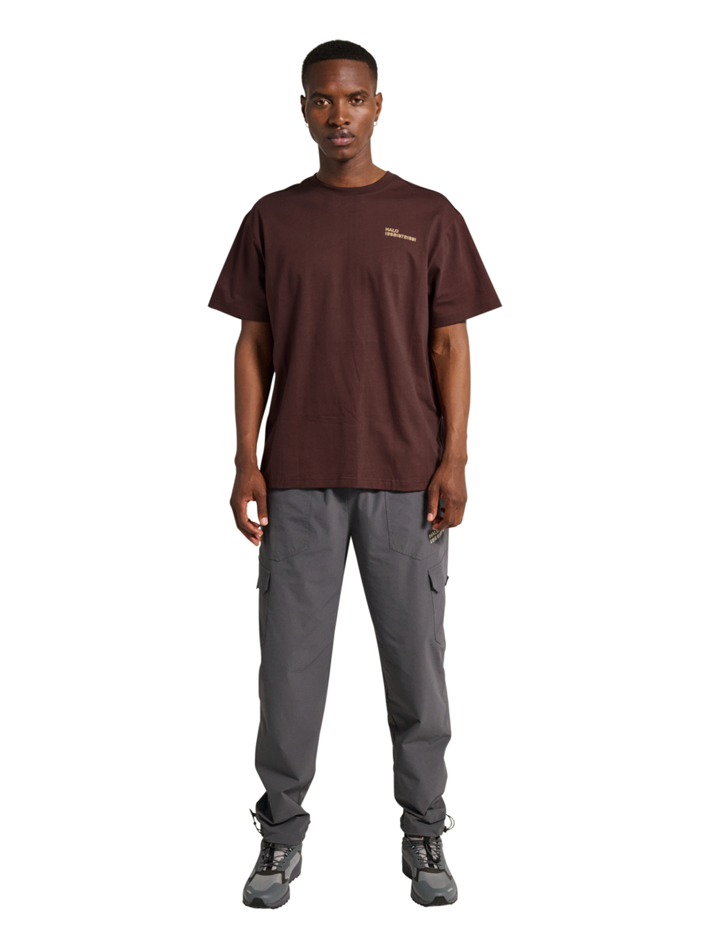 HALO PATCH GRAPHIC T-SHIRT, BITTER CHOCOLATE, model