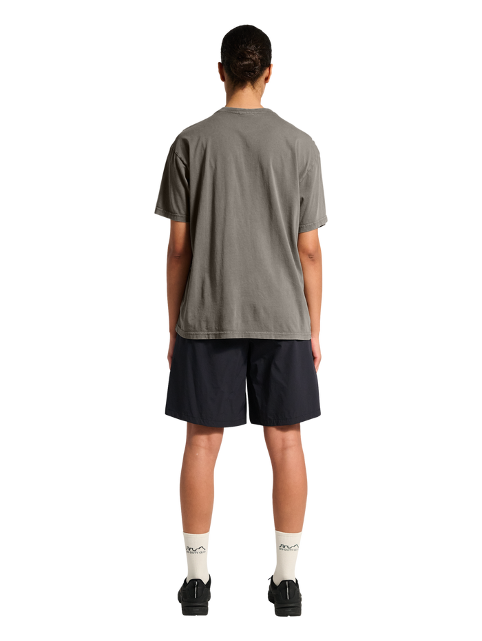 HALO LOGO T-SHIRT 2.0, GUNMETAL, model
