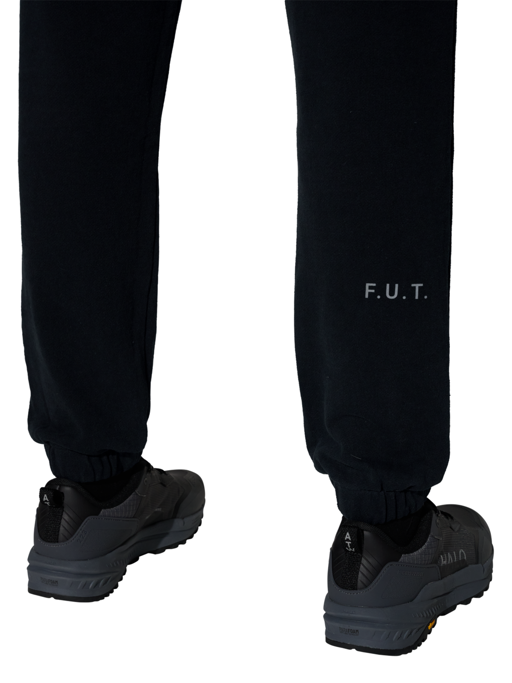 HALO ESSENTIAL SWEATPANTS, BLACK, model