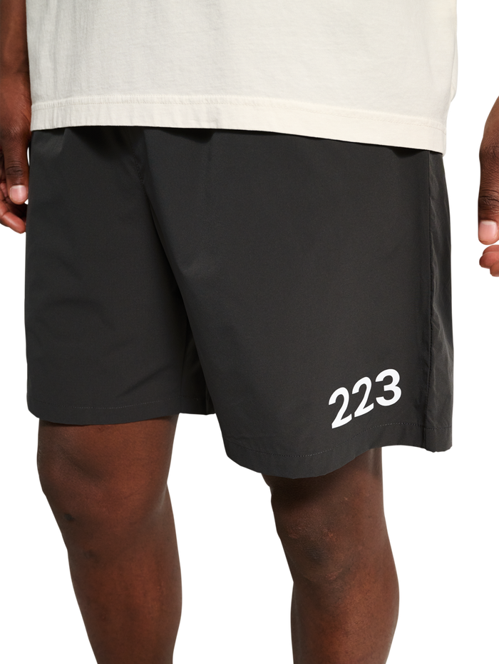 HALO DIVISION LOOSE SHORTS, RAVEN, model