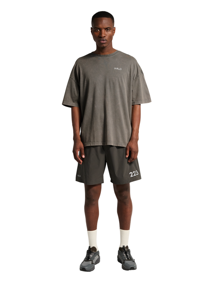 HALO DHOBI BOXY T-SHIRT, GUNMETAL, model