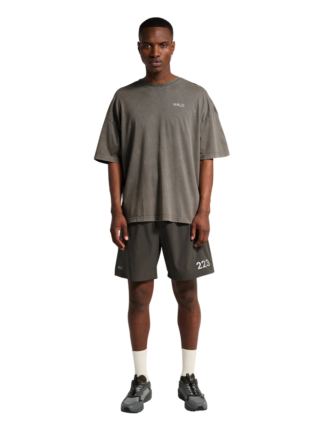 HALO DHOBI BOXY T-SHIRT, GUNMETAL, model
