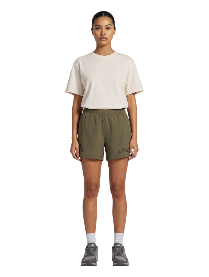 HALO SHORTS, CAPERS, model