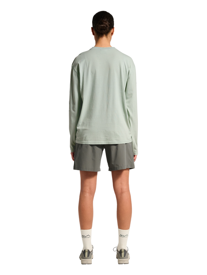 HALO GRAPHIC LOGO LONGSLEEVE, STORM GRAY, model