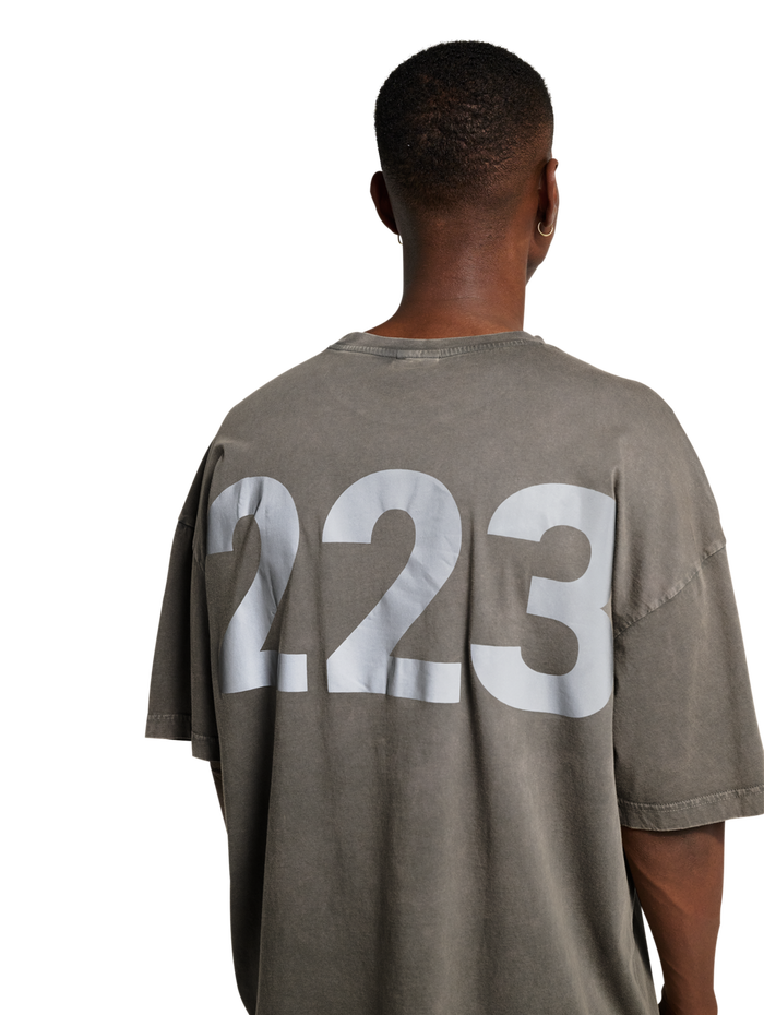HALO DHOBI BOXY T-SHIRT, GUNMETAL, model
