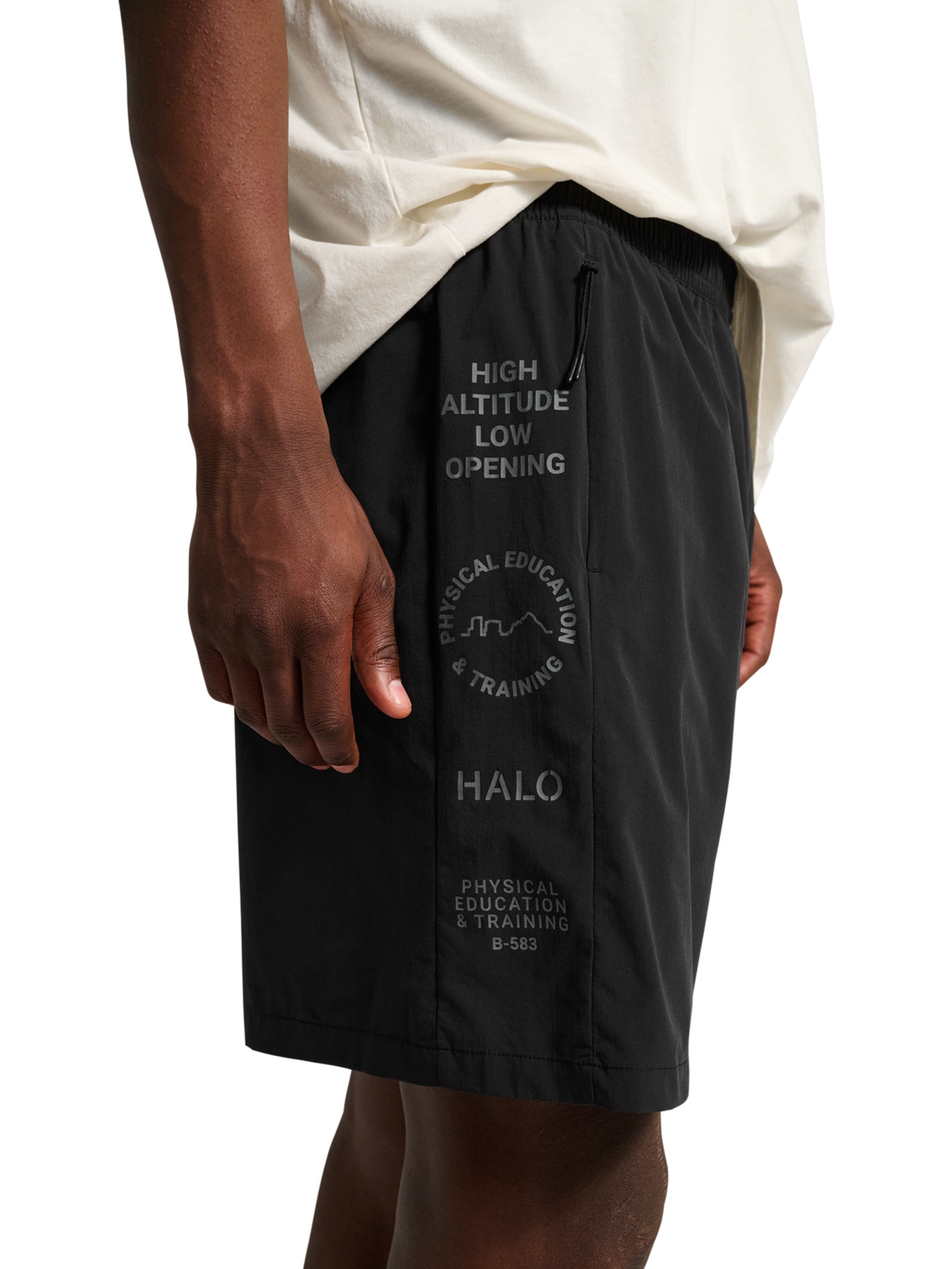 HALO GRAPHIC DIVISION SHORT, BLACK, model