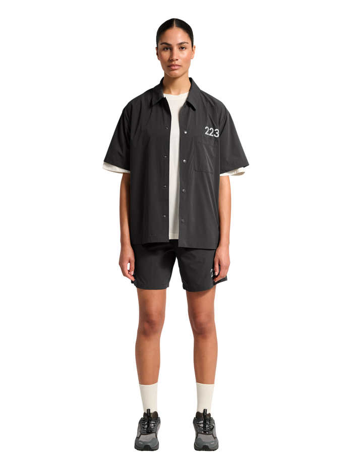HALO DIVISION SHIRT, RAVEN, model