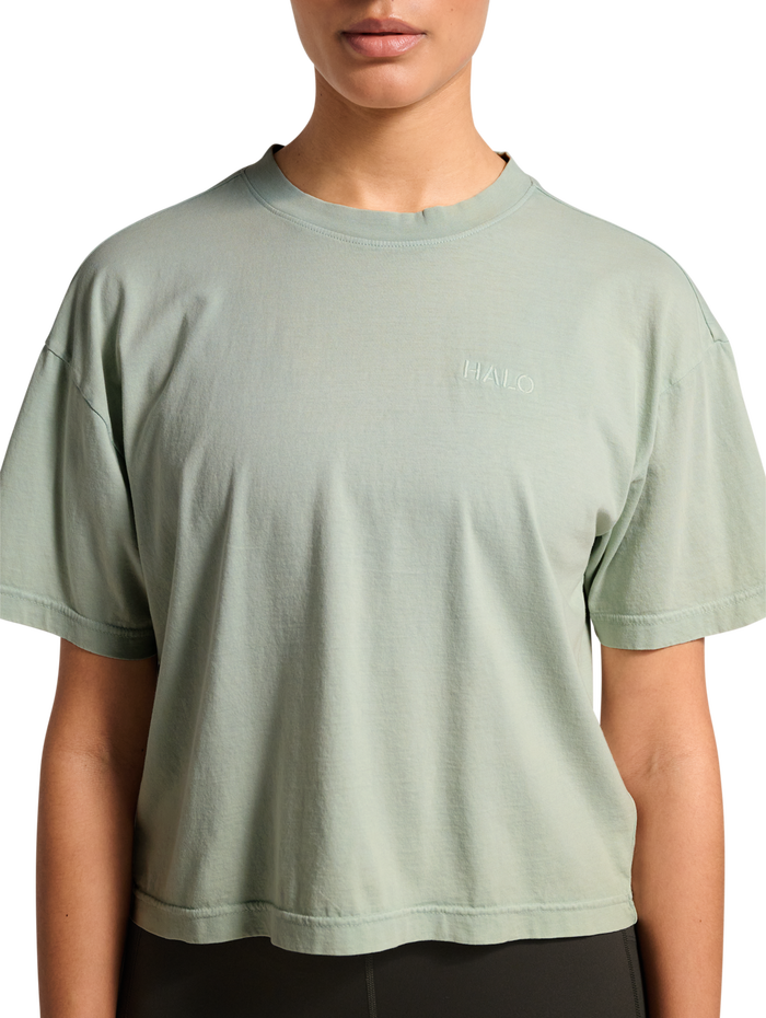 HALO WOMEN LOGO T-SHIRT 2.0, STORM GRAY, model
