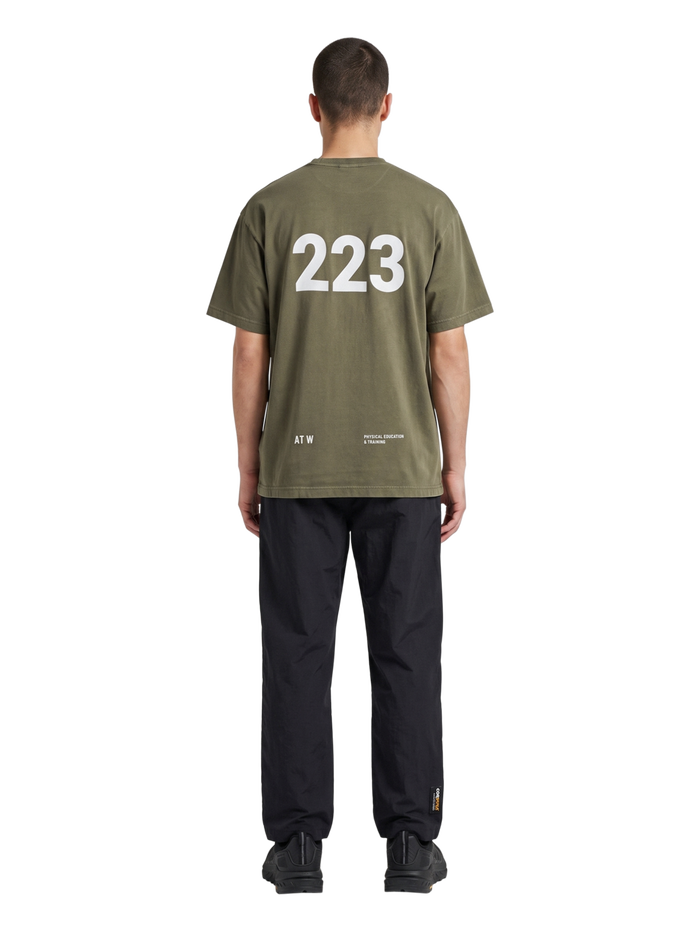HALO GRAPHIC BOXY T-SHIRT, CAPERS/MARSHMALLOW, model