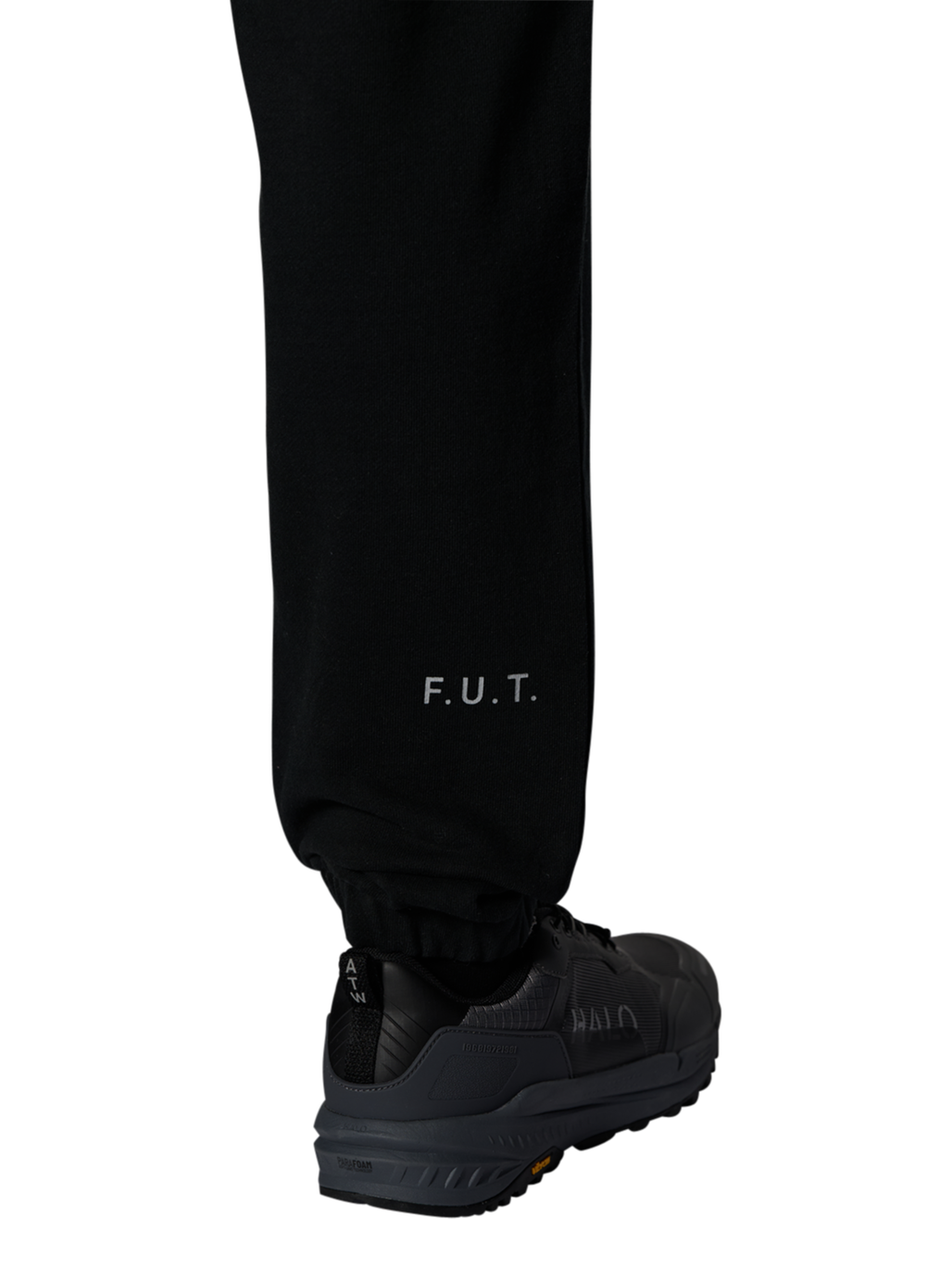 HALO ESSENTIAL SWEATPANTS, BLACK, model