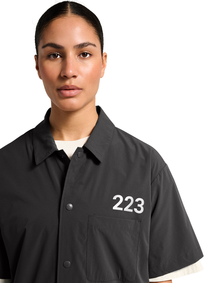 HALO DIVISION SHIRT, RAVEN, model