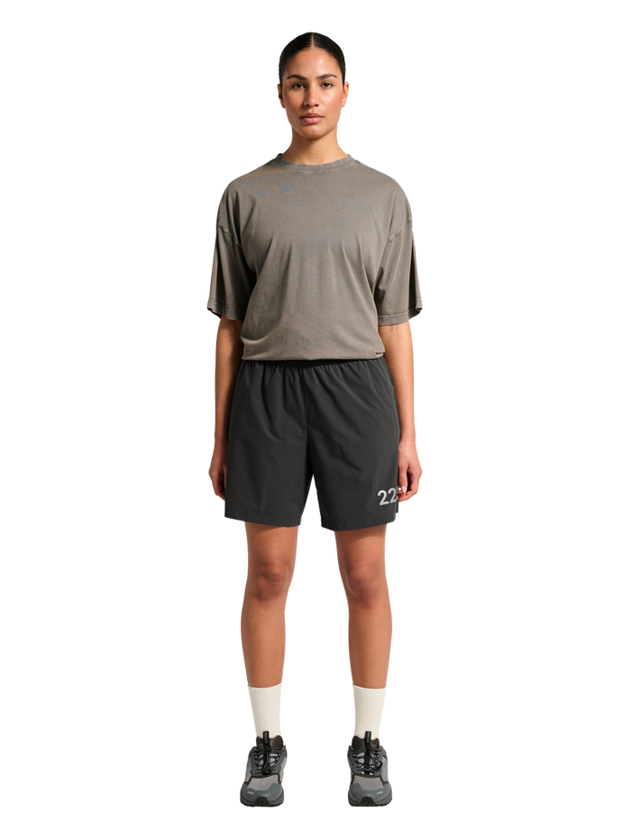 HALO DIVISION LOOSE SHORTS, RAVEN, model