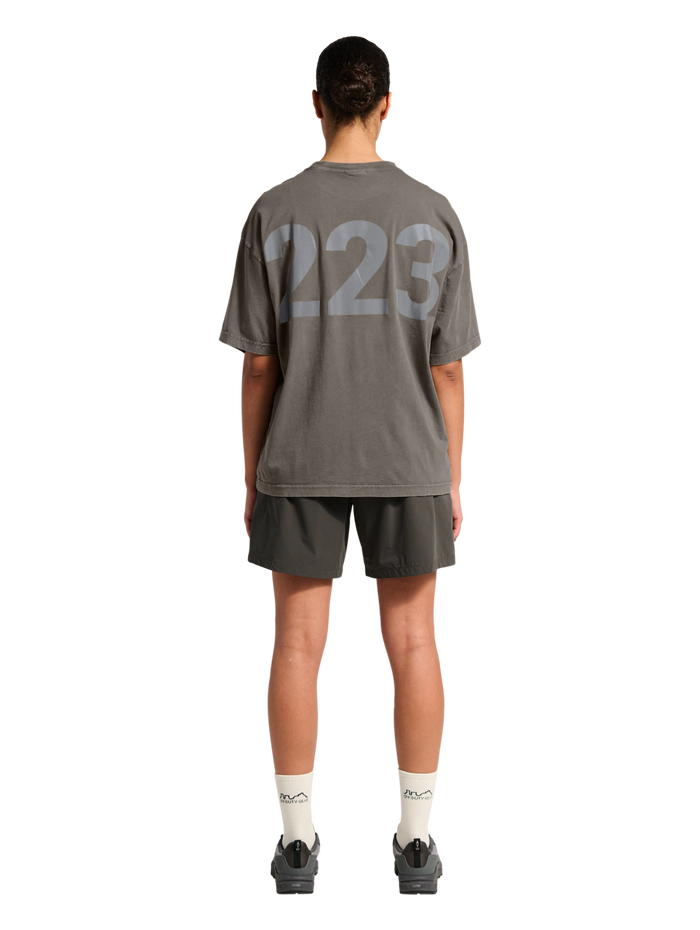 HALO DHOBI BOXY T-SHIRT, GUNMETAL, model
