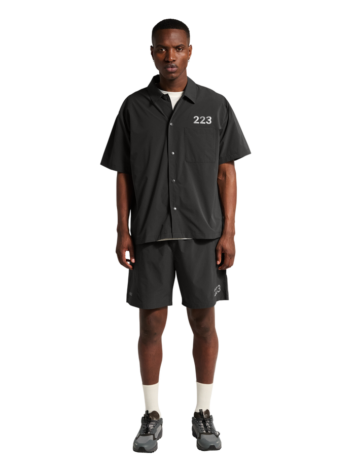 HALO DIVISION SHIRT, RAVEN, model