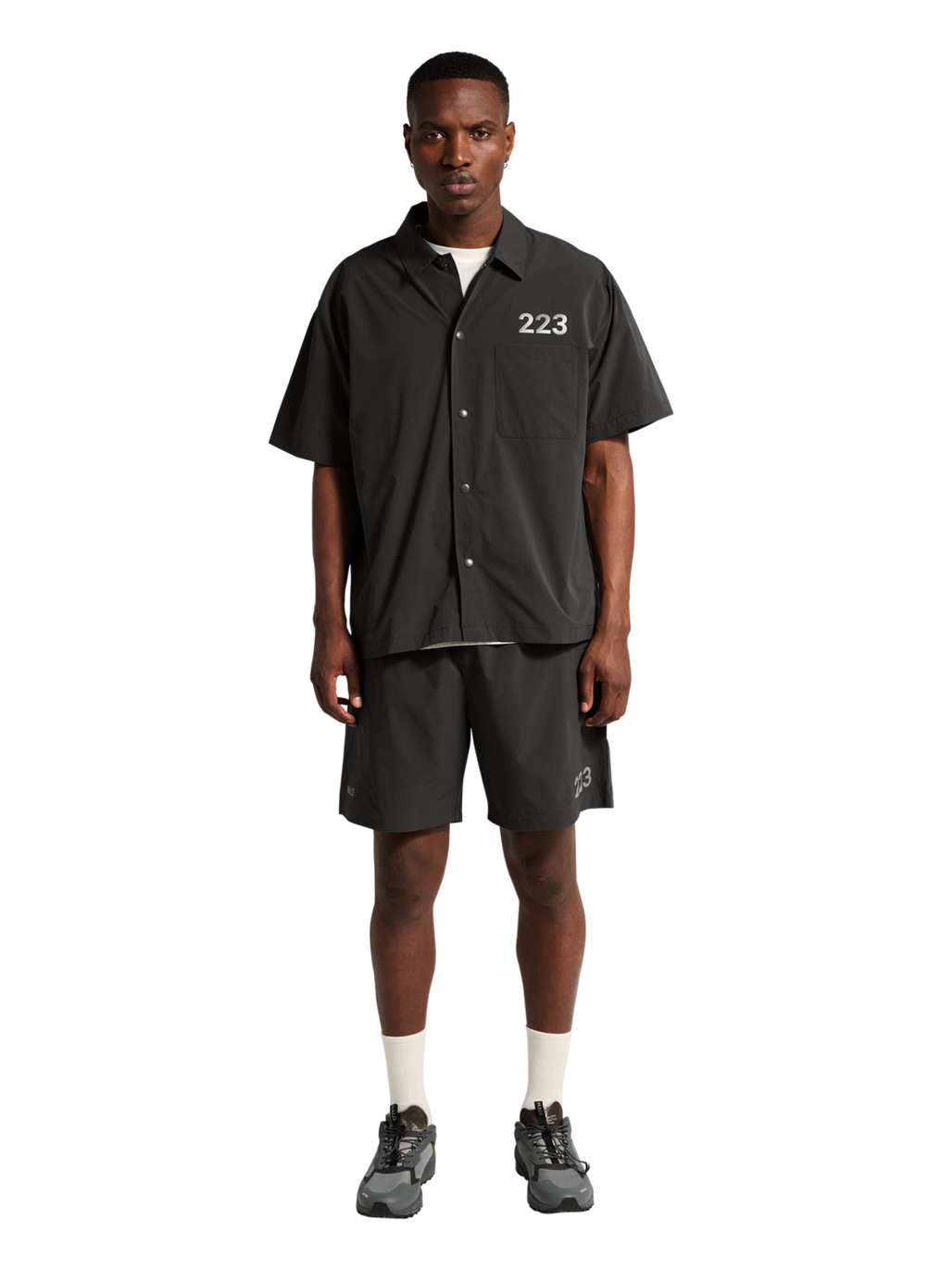 HALO DIVISION SHIRT, RAVEN, model
