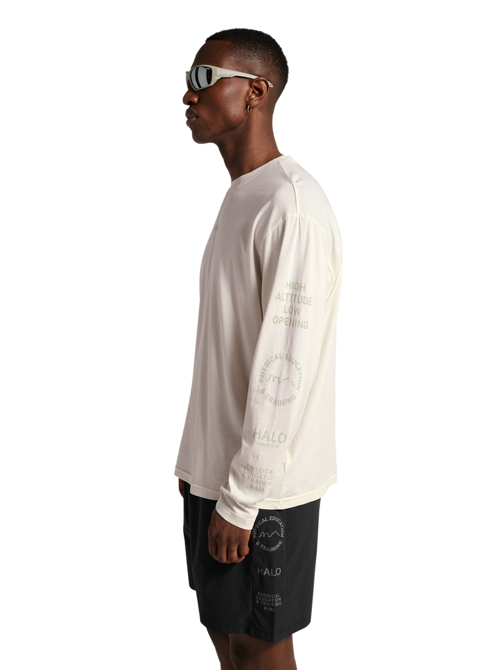 HALO GRAPHIC LOGO LONGSLEEVE, MARSHMALLOW, model