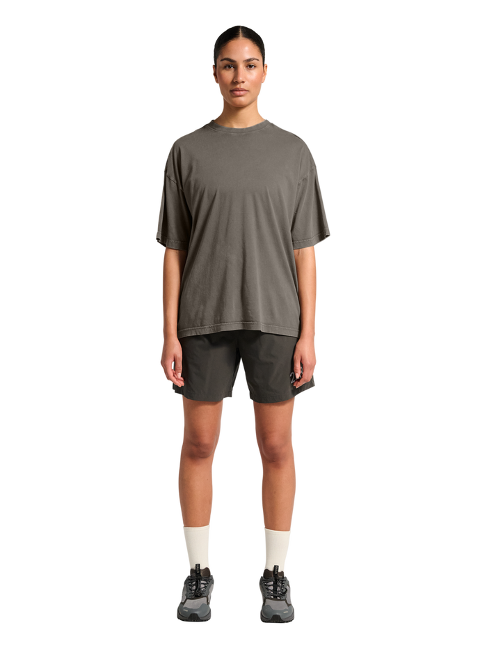 HALO DHOBI BOXY T-SHIRT, GUNMETAL, model