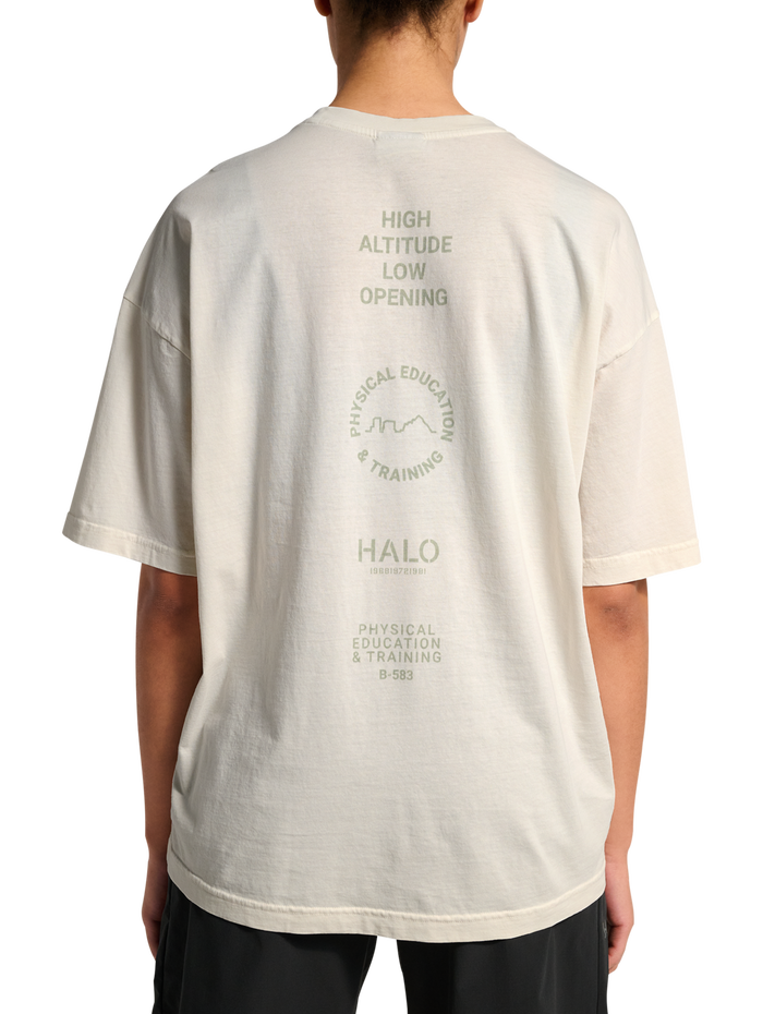 HALO GRAPHIC LOGO BOXY T-SHIRT, MARSHMALLOW, model