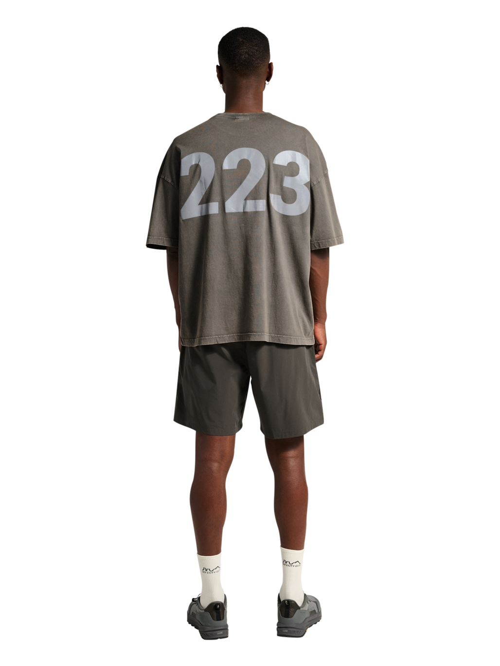 HALO DHOBI BOXY T-SHIRT, GUNMETAL, model