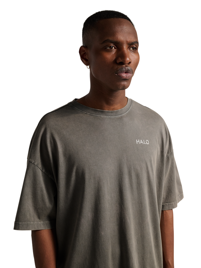 HALO DHOBI BOXY T-SHIRT, GUNMETAL, model